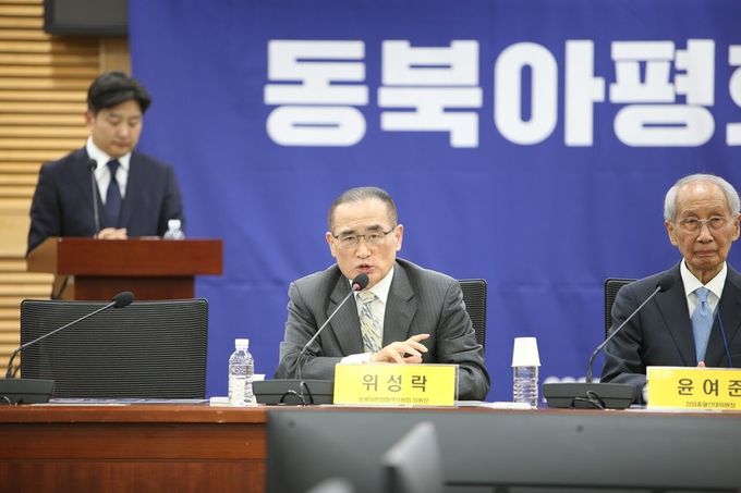 위성락동북아평화협력위원장이 14일 오후 국회 의원회관 제2 세미나실에서 열린 동북아평화협력위 출범회의에서 개회사를 하고 있다.