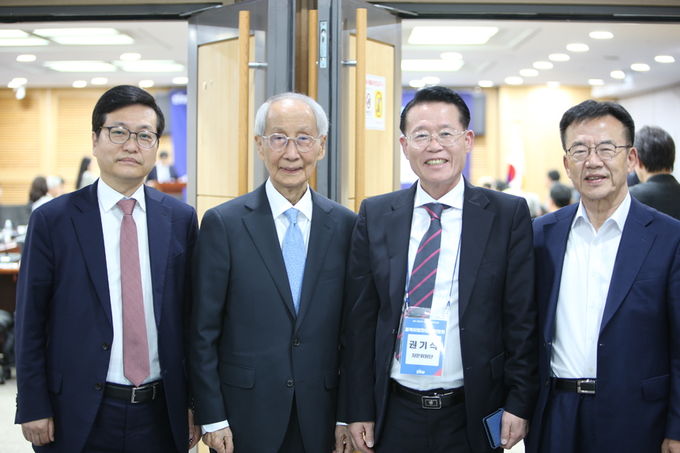 윤여준상임총괄선대위원장이 권기식(우측 2번째)자문위원단장, 한국인터넷신문방송기자협회 전병길(왼쪽 첫번째)회장, 이민봉(우측 첫번째)사무총장이 함께 잠시 포즈를 취하고 있다.