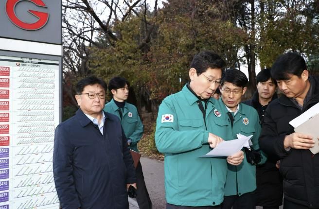 이상일 용인특례시장이 지난해 12월 5일 아침 기흥역 버스정류장에서 광역버스 운행 상황을 점검하는 모습