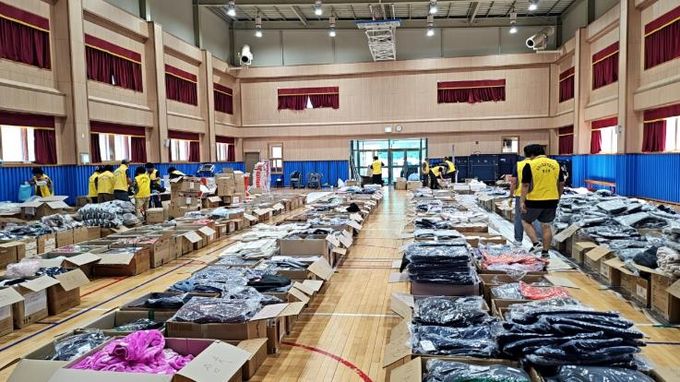 축산면 지역사회단체들이 기부받은 의류를 분류하고 있다.