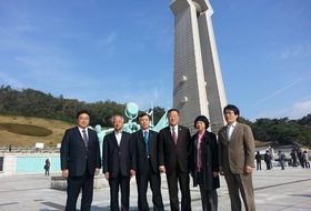 윤석열의 비상계엄 선포 1주년의 날, 국민연합 5.18 광주 민주묘지를 찾았다,