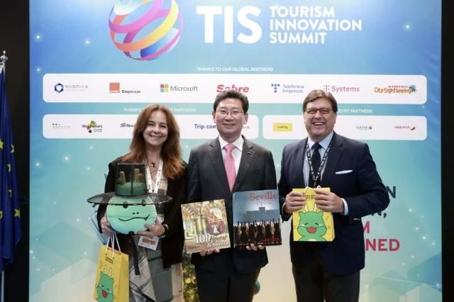 이상일 용인특례시장, 스페인 세비야 시에 용인 알리는 특별한 선물 전달