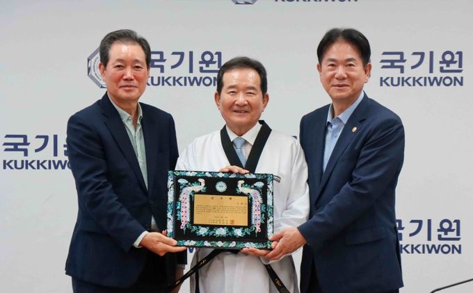 국기원 강의실에서 열린 ‘2025년도 제5차 임시이사회’에서 전갑길 국기원 이사장(왼쪽)이 정세균 전 국무총리에게 감사패를 전달한 후 기념촬영 모습