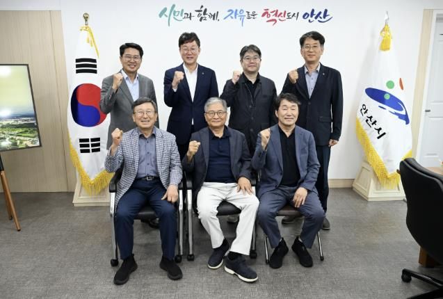 이민근 안산시장(뒷줄 왼쪽 두번 째)이 관내 기업인을 초청해 간담회를 열고 함께 기념촬영을 하고 있다.