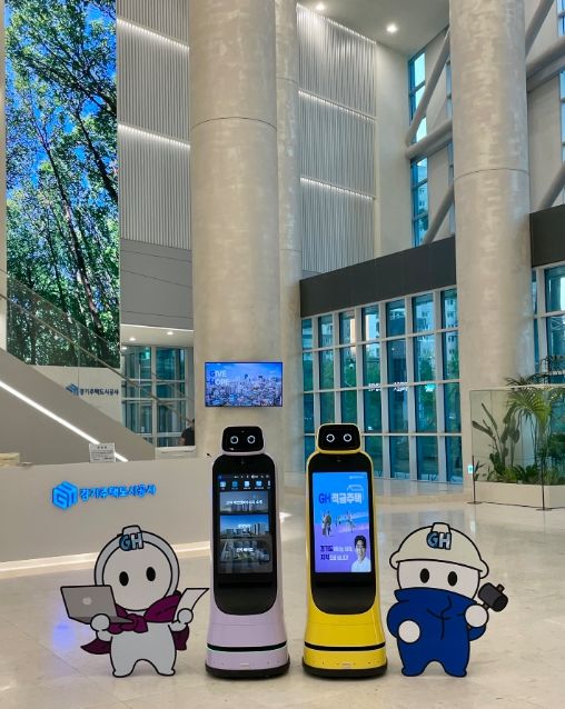 로봇 좌우에 있는 캐릭터는 GH 기관 캐릭터 ‘GH Heroes(GH 히어로즈)’임