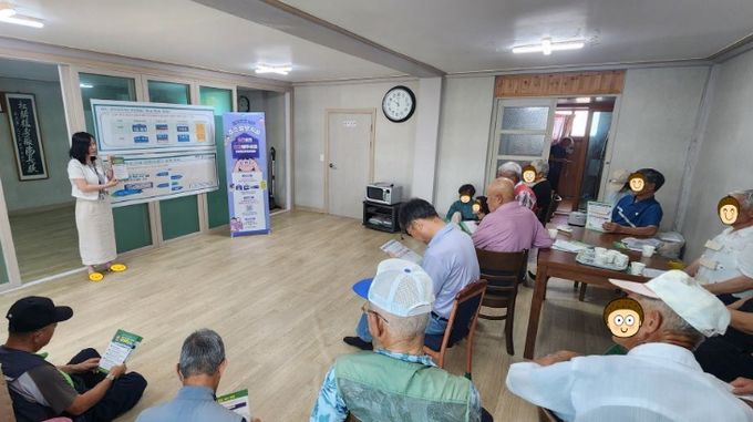 도사리 마을회관에서 주민 대상으로 교육하고 있다.