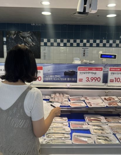 30일 관내 수산물 유통·판매업체를 대상으로 집중적인 위생 점검이 진행되고 있다.