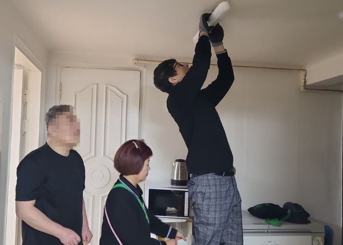 광명시 소하2동 행복마을관리소는 지난 29일 노후 주거환경에서 생활하는 취약계층 어르신 1가구를 대상으로 형광등과 콘센트 교체 작업을 실시했다.