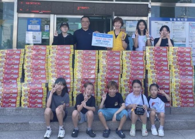 이마트24 청북유승점, 어린이 고객과 함께 라면 100박스 기부