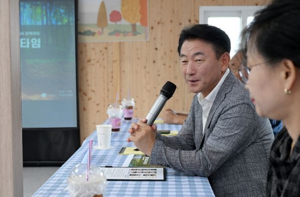 김동근 시장이 7월 30일 자일산림욕장 행복나눔목공소에서 ‘신곡권역 현장 티타임’을 진행하고 있다.