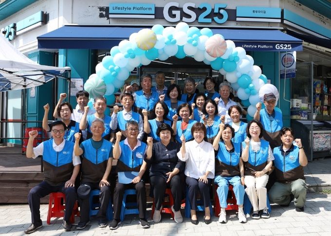 김포시가 지난 29일 ‘GS-시니어 동행편의점 3호점’(GS풍무자이점)을 개소했다.