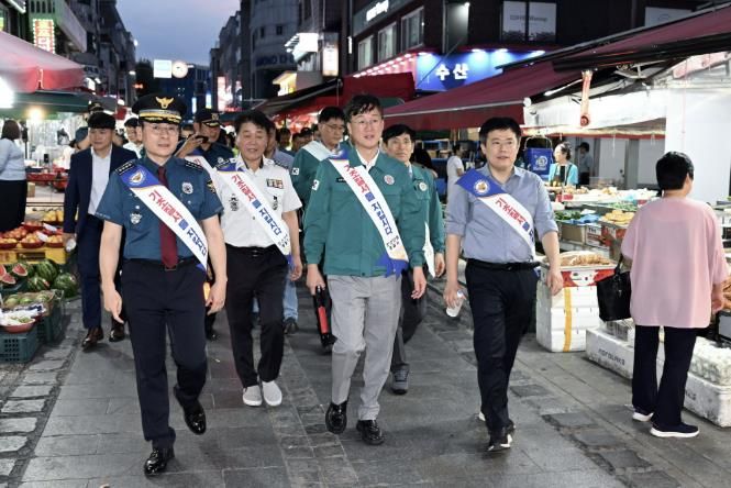 이민근 안산시장(가운데)이 31일 원곡동 다문화특구 일원에서 기초질서 준수 문화를 확립을 위한 민·관·경 합동순찰을 진행하고 있다.