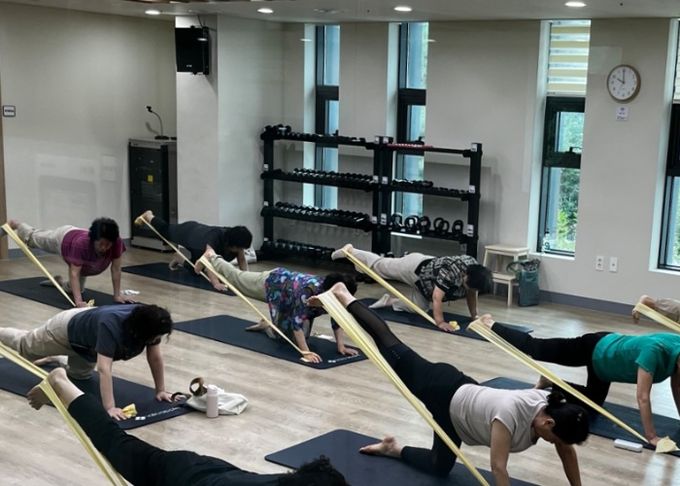 소하건강생활지원센터에서 건강채움 운동교실이 진행되고 있다.