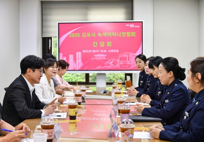 김포시 녹색어머니연합회와 스쿨존 안전 강화를 위한 협력을 다짐하고 있다.