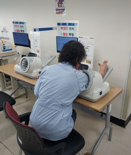 혈압을 측정하고 있는 ‘검진모아’참여자
