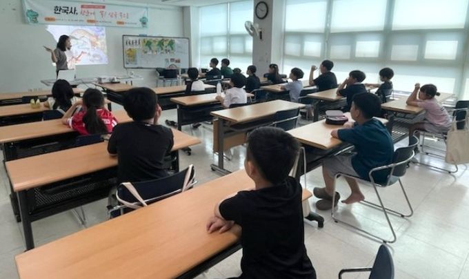 광명시 철산1동 주민자치회는 지난 1일 관내 초등학생 3~4학년을 대상으로 인문학 특강 ‘한국사, 한눈에 쏙! 삼국 속으로’ 첫 수업을 진행했다.