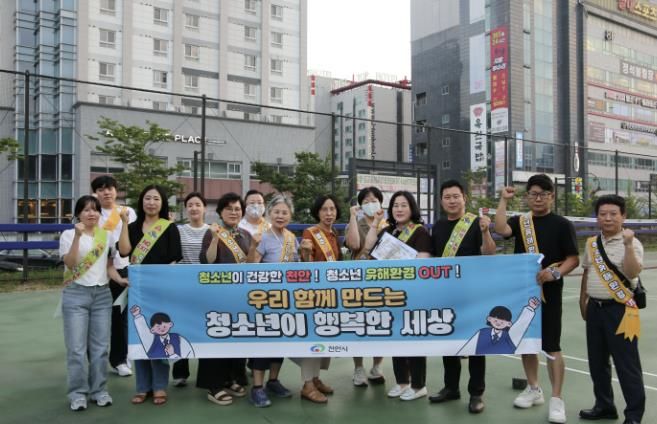 천안시와 천안서북경찰서, 청소년유해환경감시단은 지난달 29일 불당동 먹자골목 대에서 청소년유해환경 합동점검을 하고 있다.