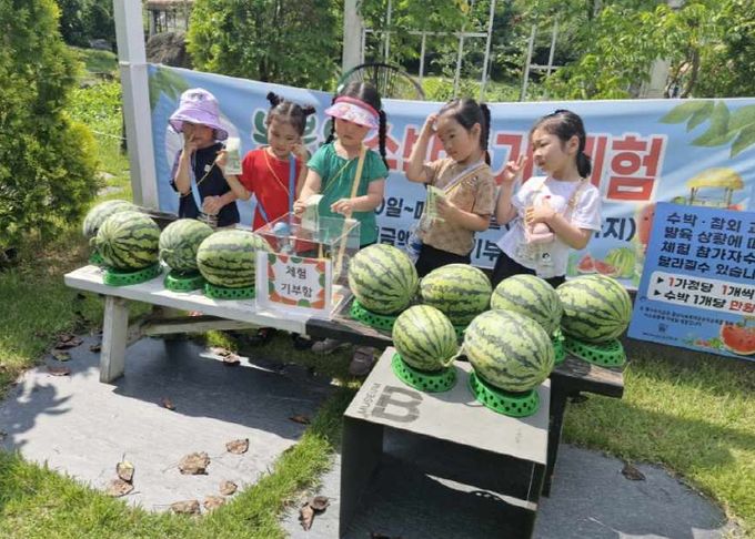 기탁식 및 수박따기 체험 모습