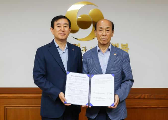 노인복지관 위수탁 협약식(왼쪽부터 조길형 시장, 이상희 대한노인회 충주시지회장)