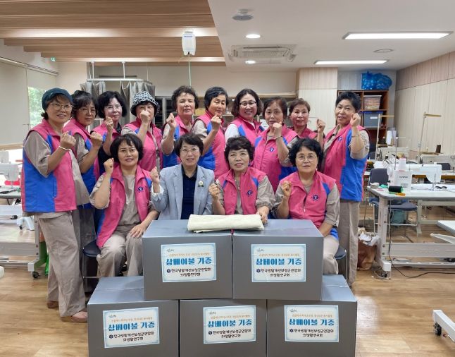 한국생활개선보성군연합회 의생활연구회원들이 직접 제작한 삼베 이불 20채를 관내 요양시설에 기증했다