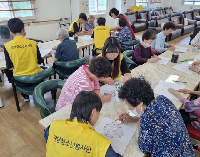 ‘계양 청소년봉사단’, 이면지 활용 컬러링북 제작·기부