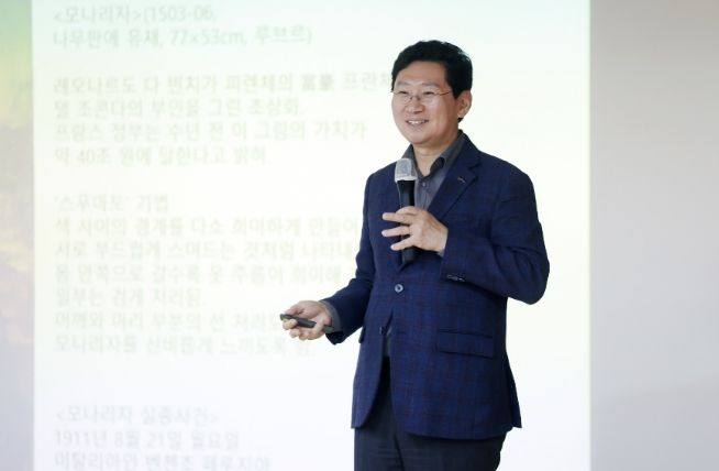 이상일 용인특례시장은 26일 용인노인대학 입학생을 대상으로 미술특강을 진행했다